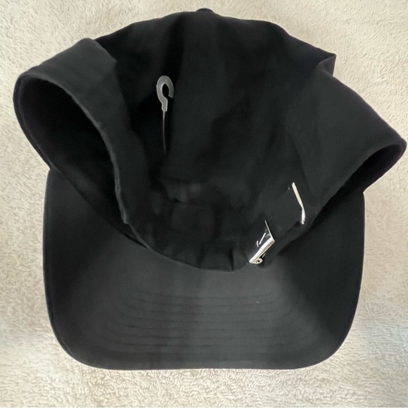Nike Heritage 86 Adjustable Black & Metallic Silver Polyesther Ball Cap
